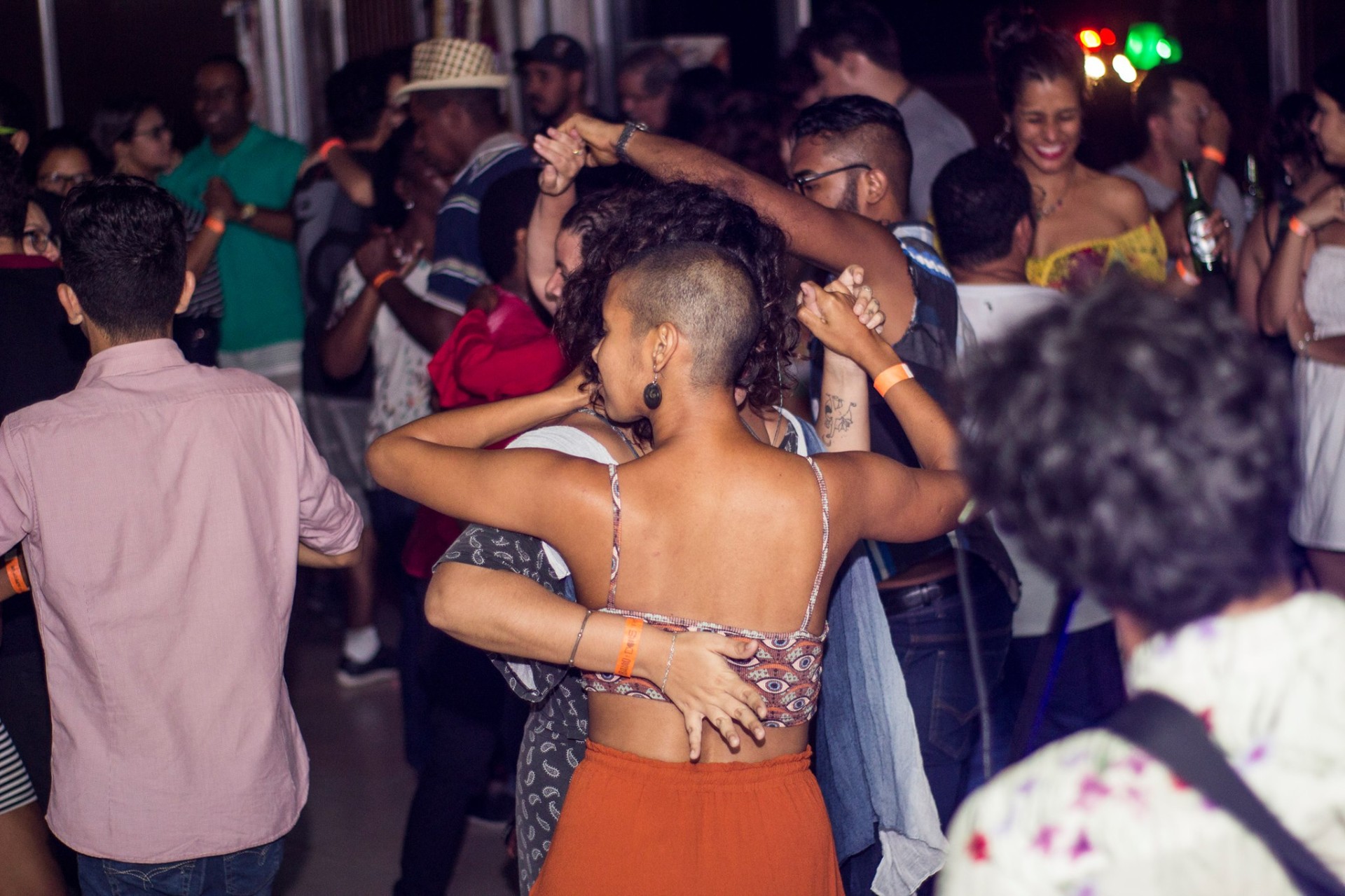 Abraço dançante · giro no salão