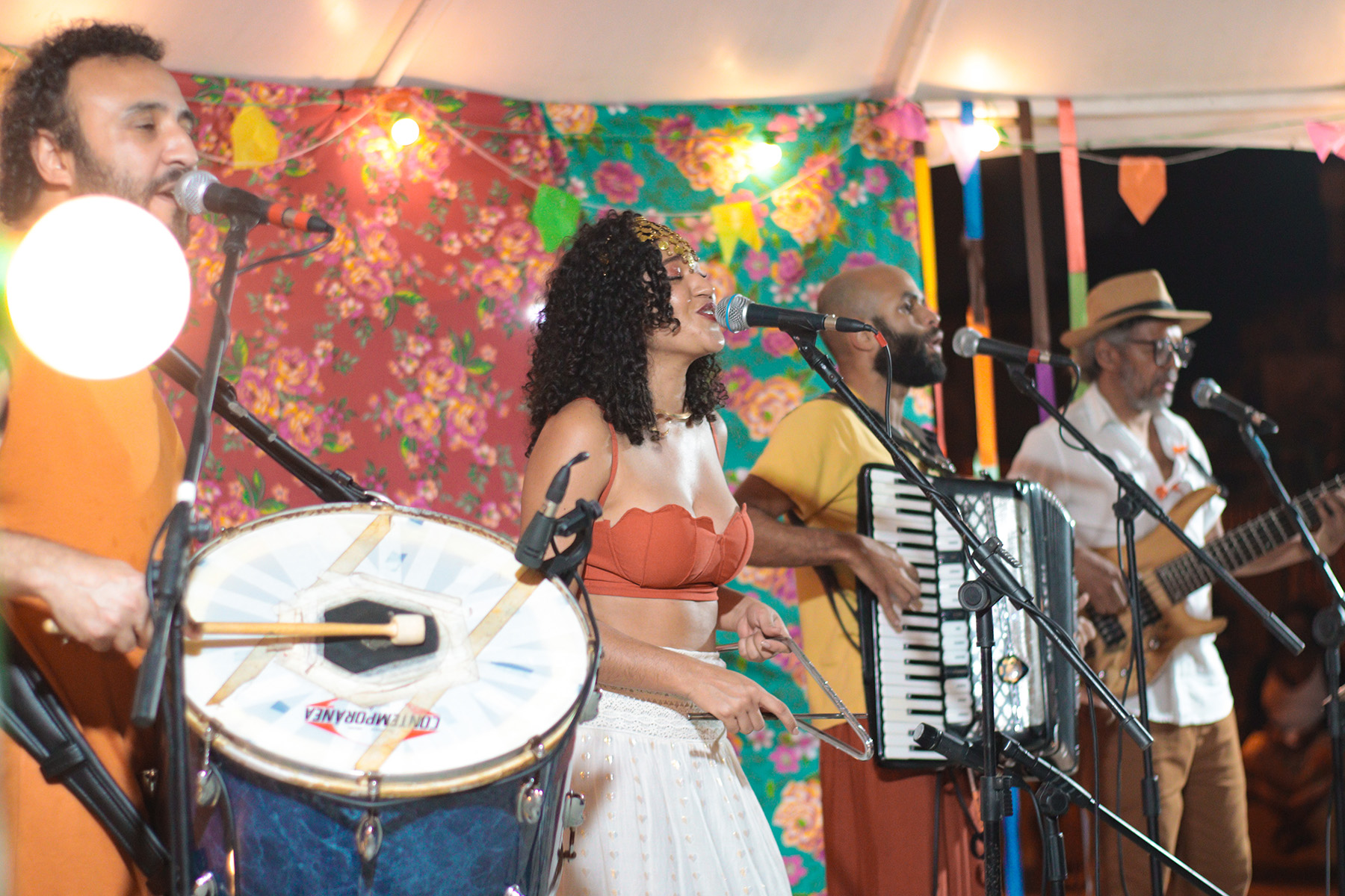 Banda Baião de Dois em apresentação no palco