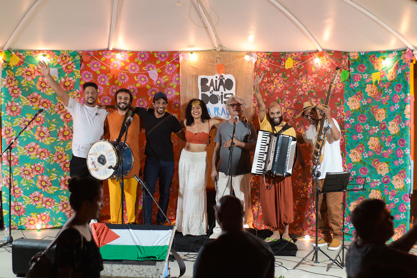Banda completa reunida ao fim da apresentação