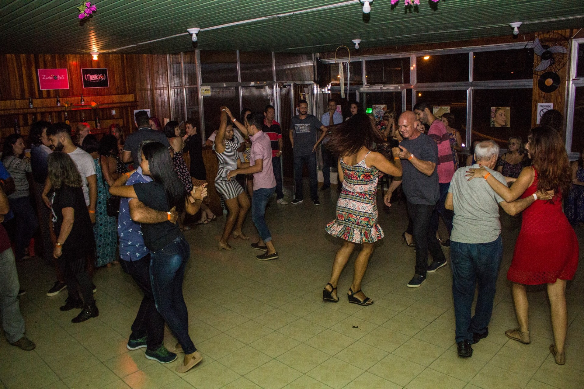 Roda de dança · noite de baile cheio