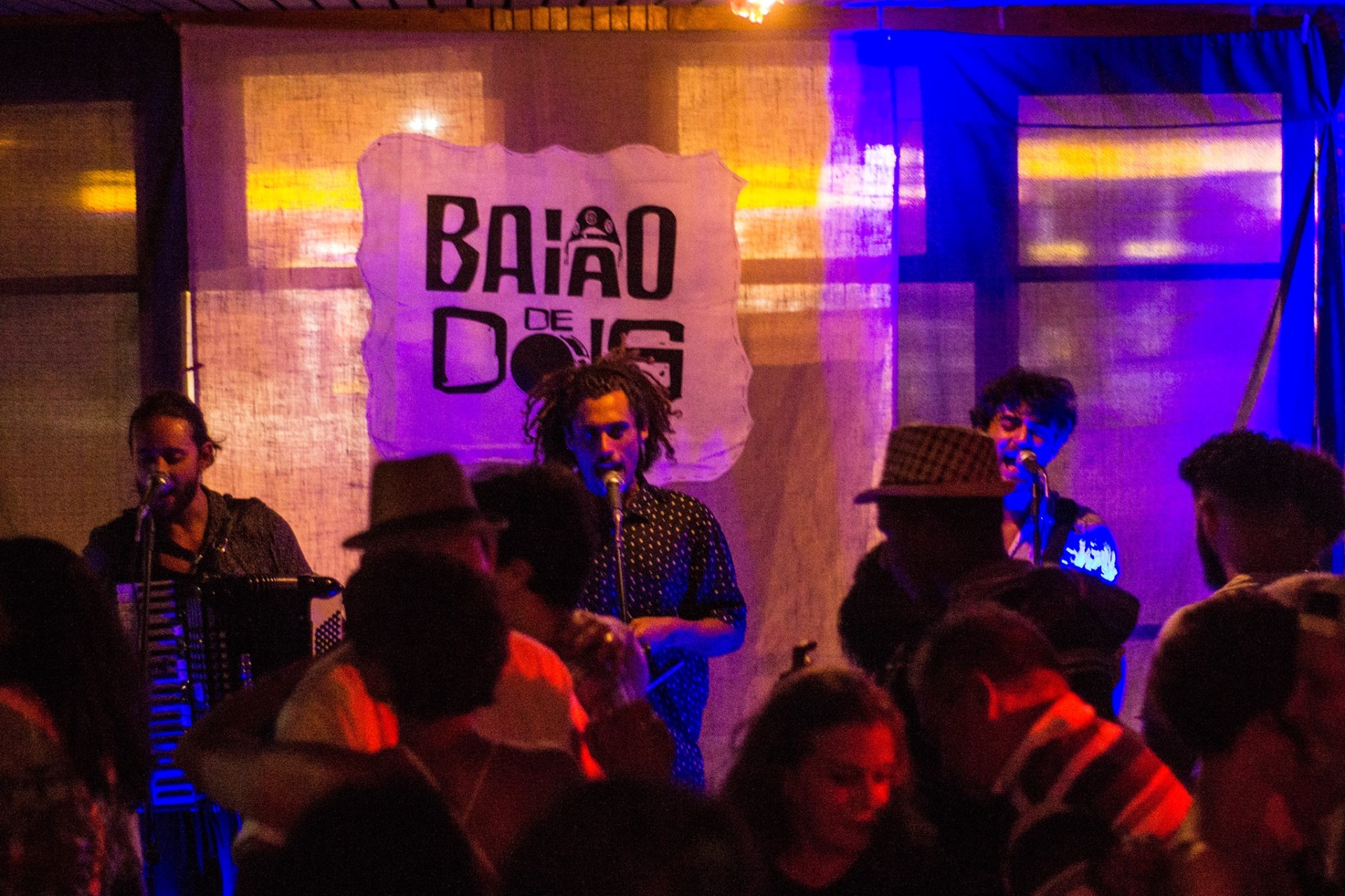 Trio no palco · sanfona, voz e percussão