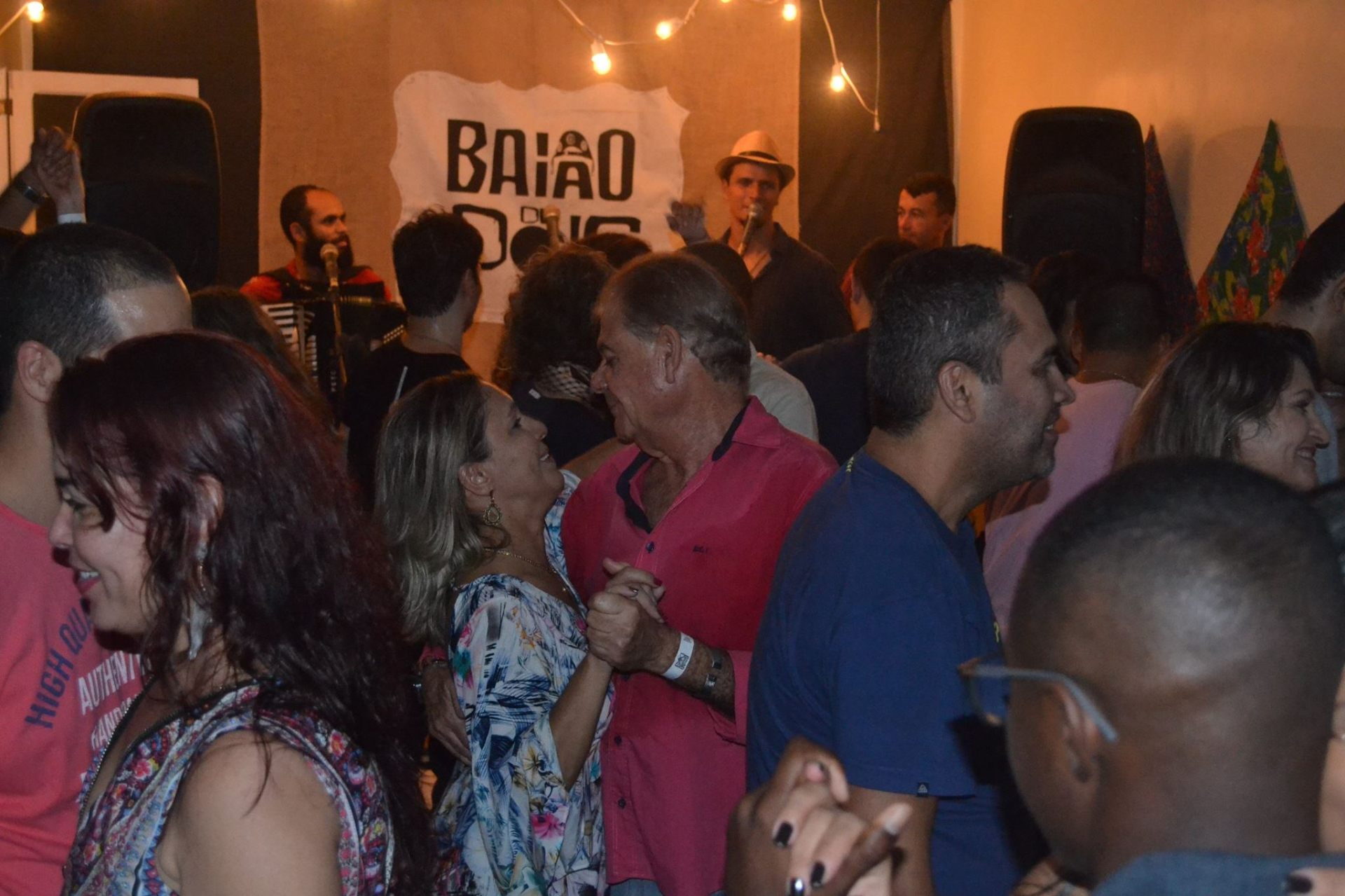 Salão lotado dançando forró pé de serra