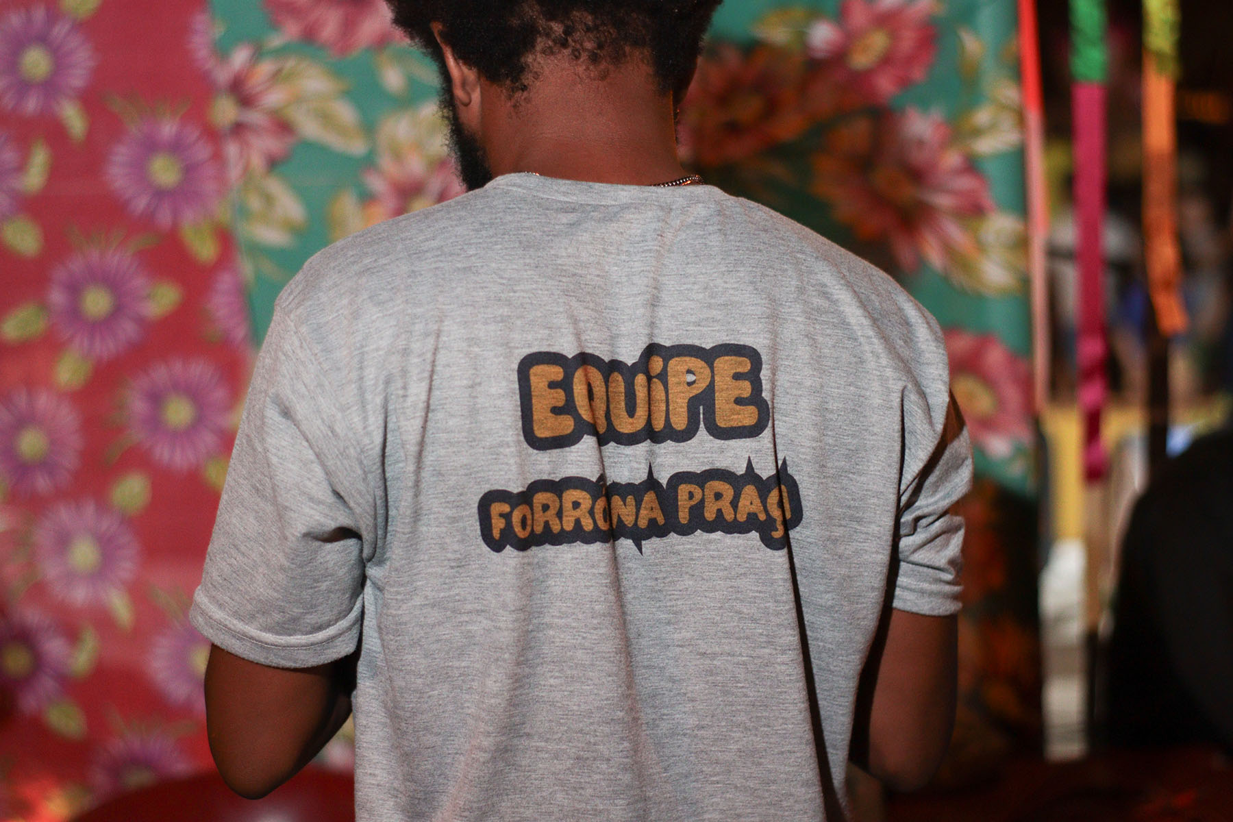 Camiseta da equipe Forró na Praça com fundo de chita