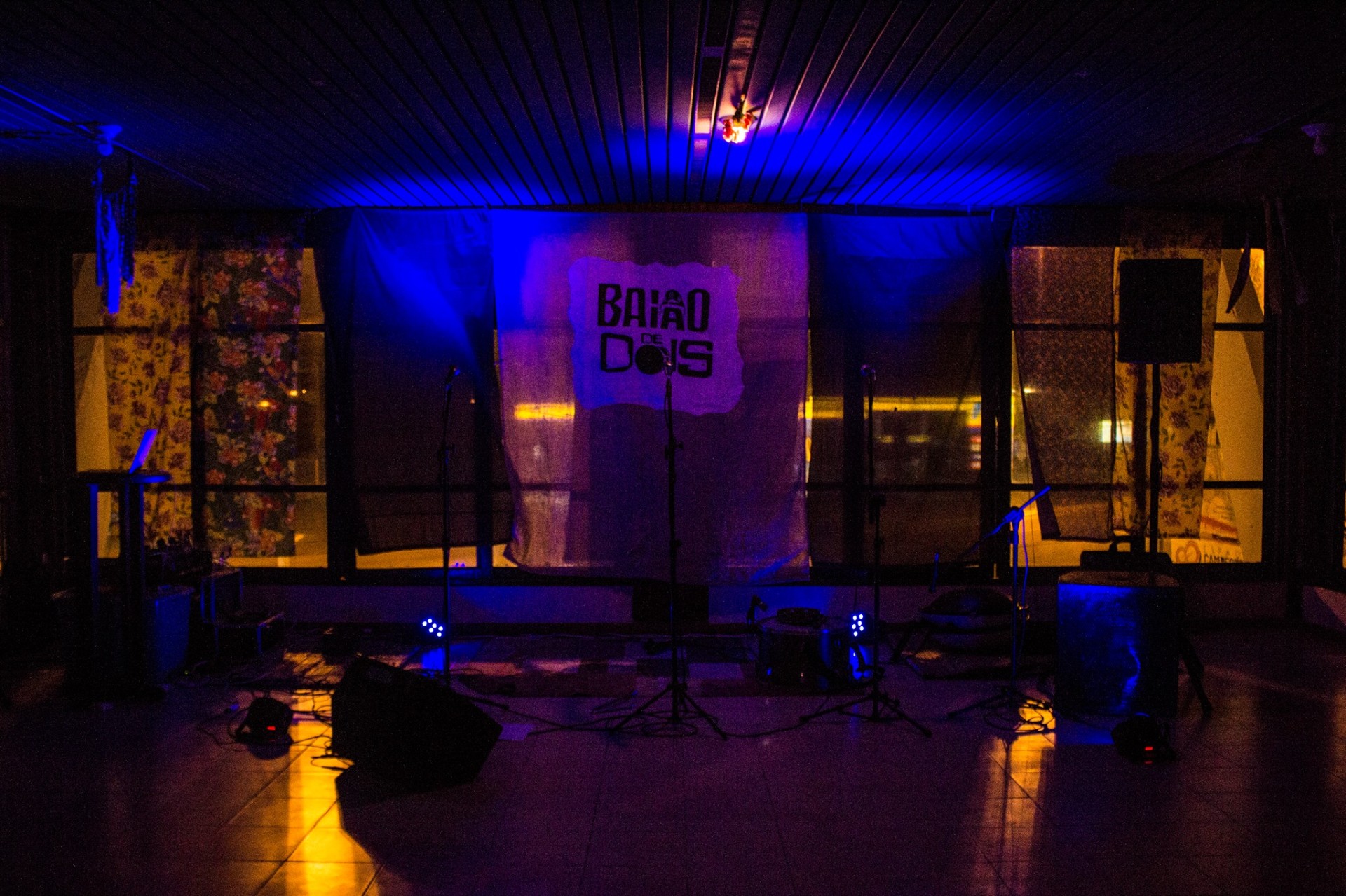 Palco iluminado · identidade Baião de Dois