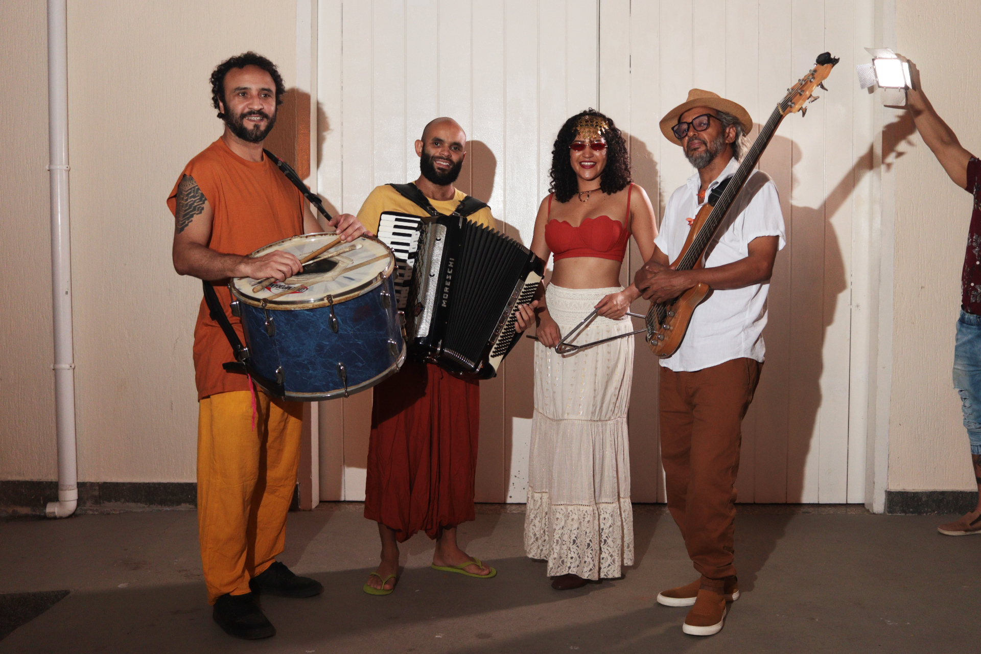 Banda Baião de Dois posando com instrumentos