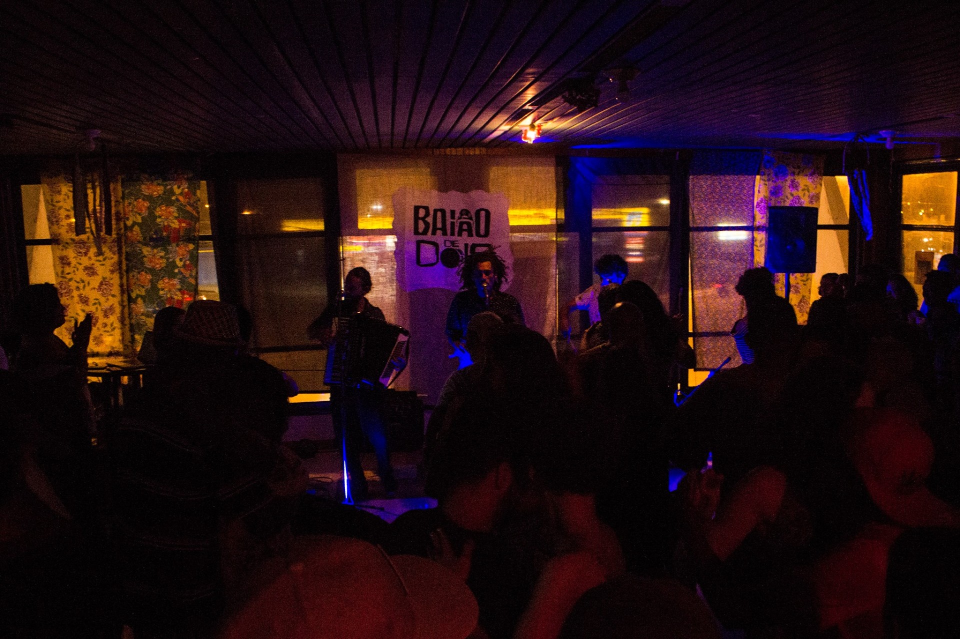 Apresentação ao vivo sob luz azul